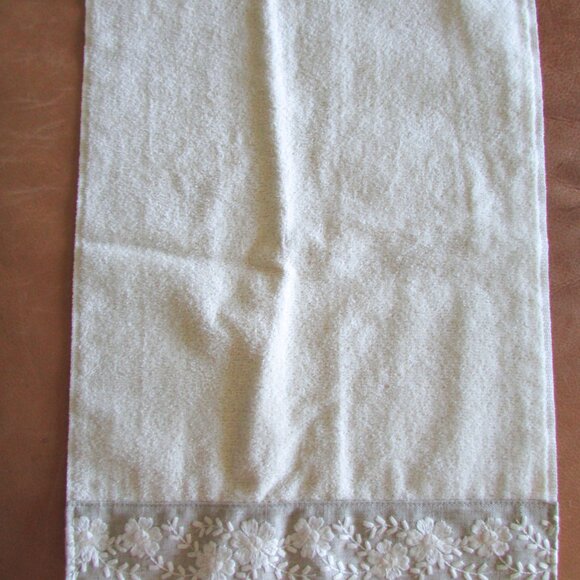 NWOT Tea Towels with Embroidered Accent Set of Two - Picture 3 of 5